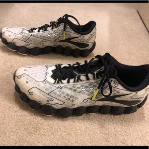 Hardly Worn Brooks Neuro , Mens, Size 8.5 , mint